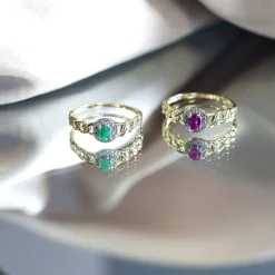 Bague or 375 2 tons, rubis et diamants, motif maille gourmette