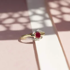Bague or 375 2 tons rubis ovale et diamants