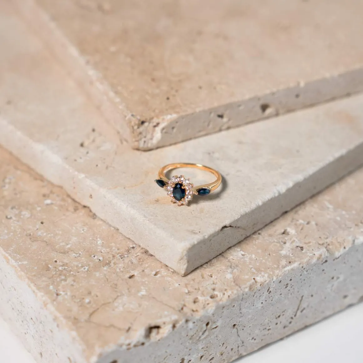 Bague or 375 2 tons saphirs ovales et topazes blanches