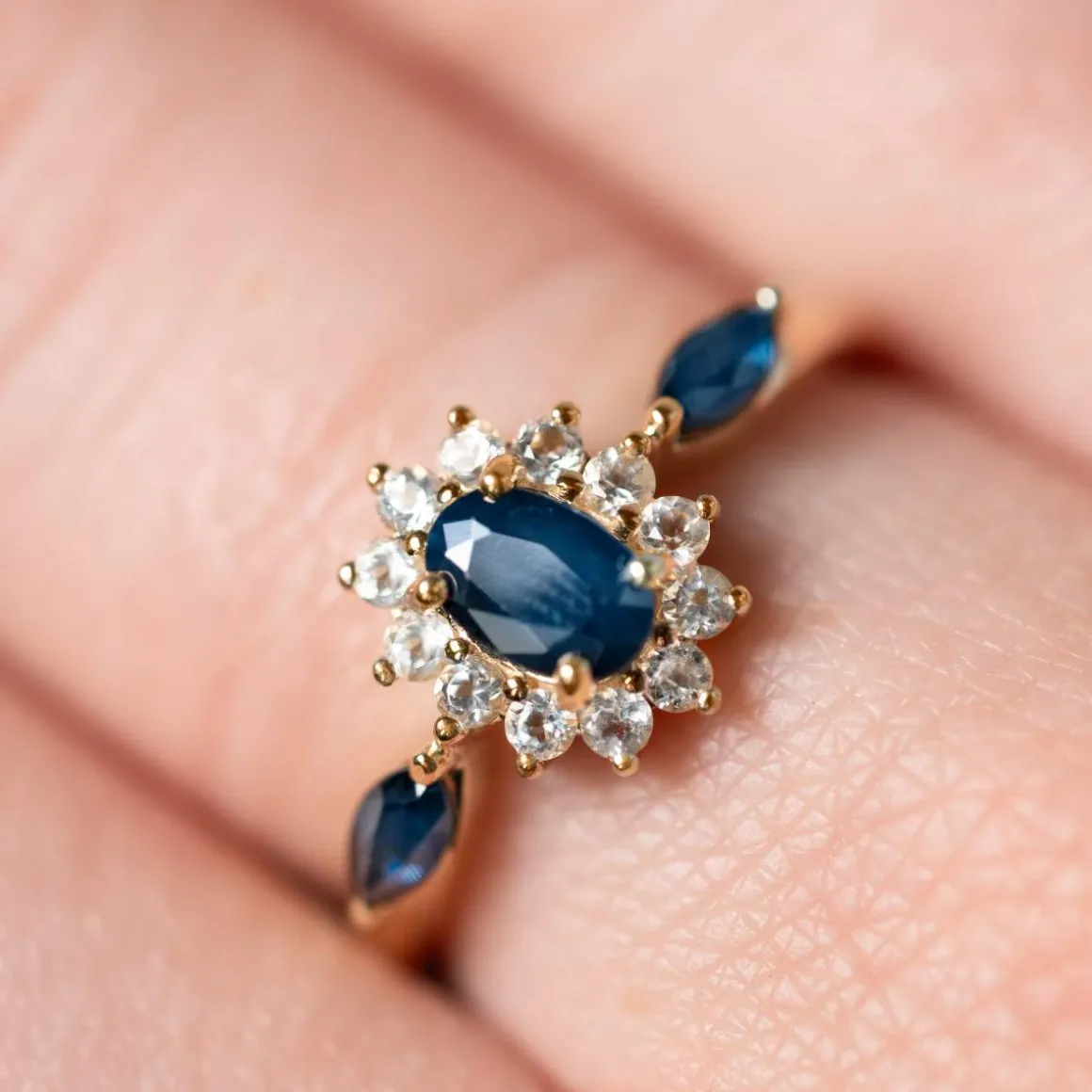 Bague or 375 2 tons saphirs ovales et topazes blanches