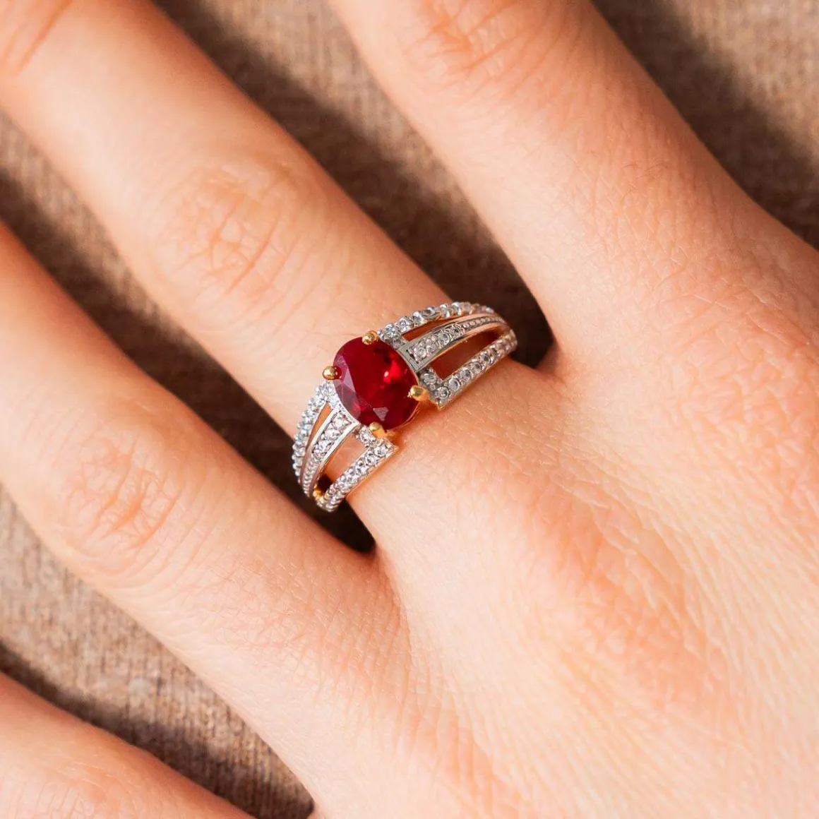 Bague plaque or 2 tons pierre imitation zirconias