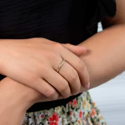 Bague plaqué or jaune et résine blanche, motif losange.