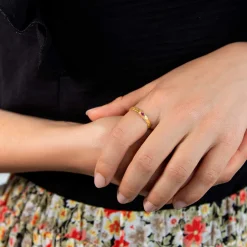 Bague plaqué or jaune martelée pierre imitation rouge