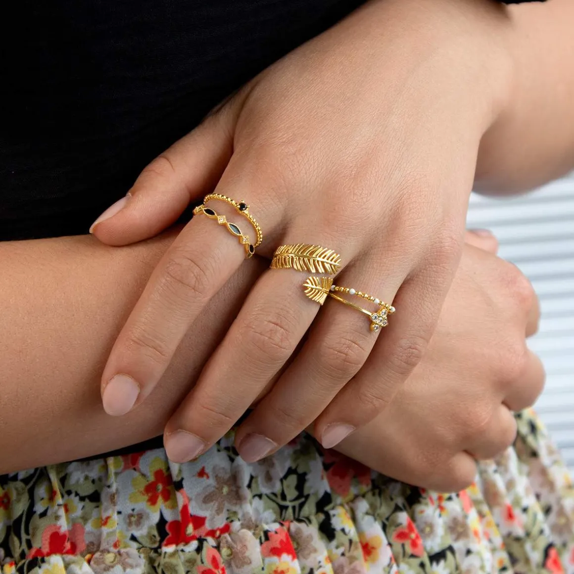 Bague plaqué or jaune perlée zirconia noir