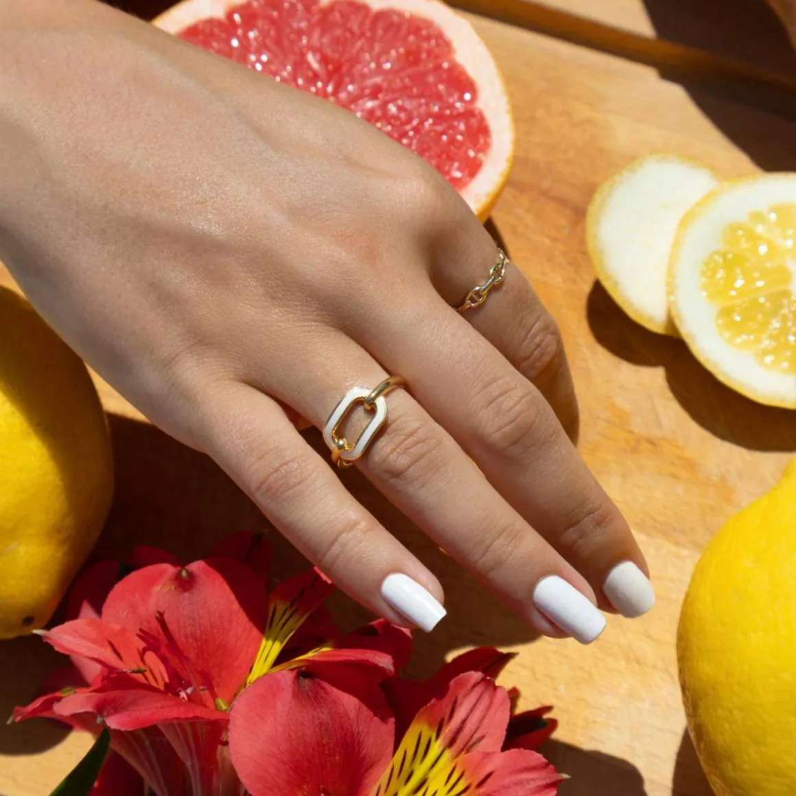 Bague plaqué or motif ovale laque blanche