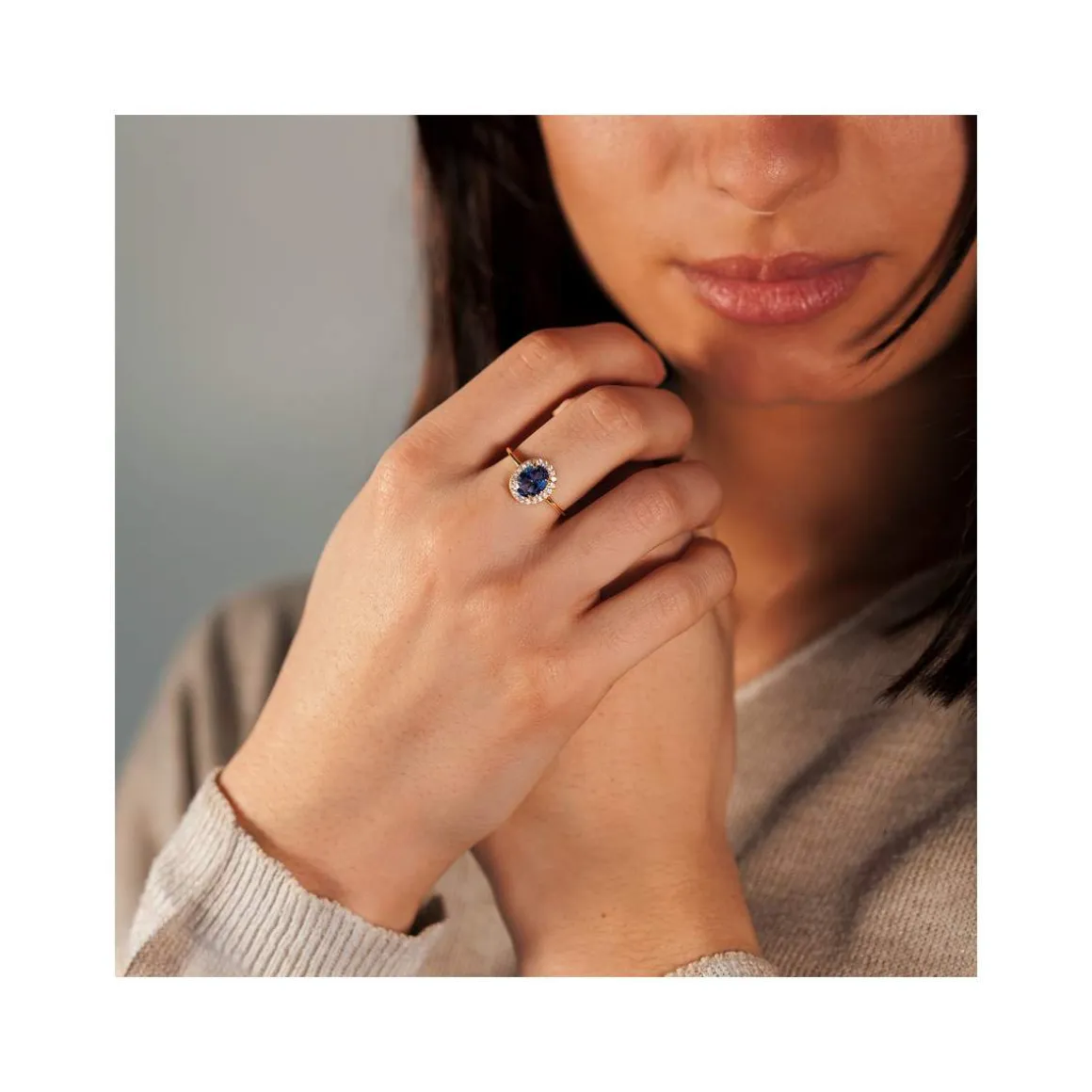 Bague plaqué or ovale pierre imitation bleue et zirconias