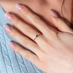 Bague plaqué or pierre synthétique verte et zirconias