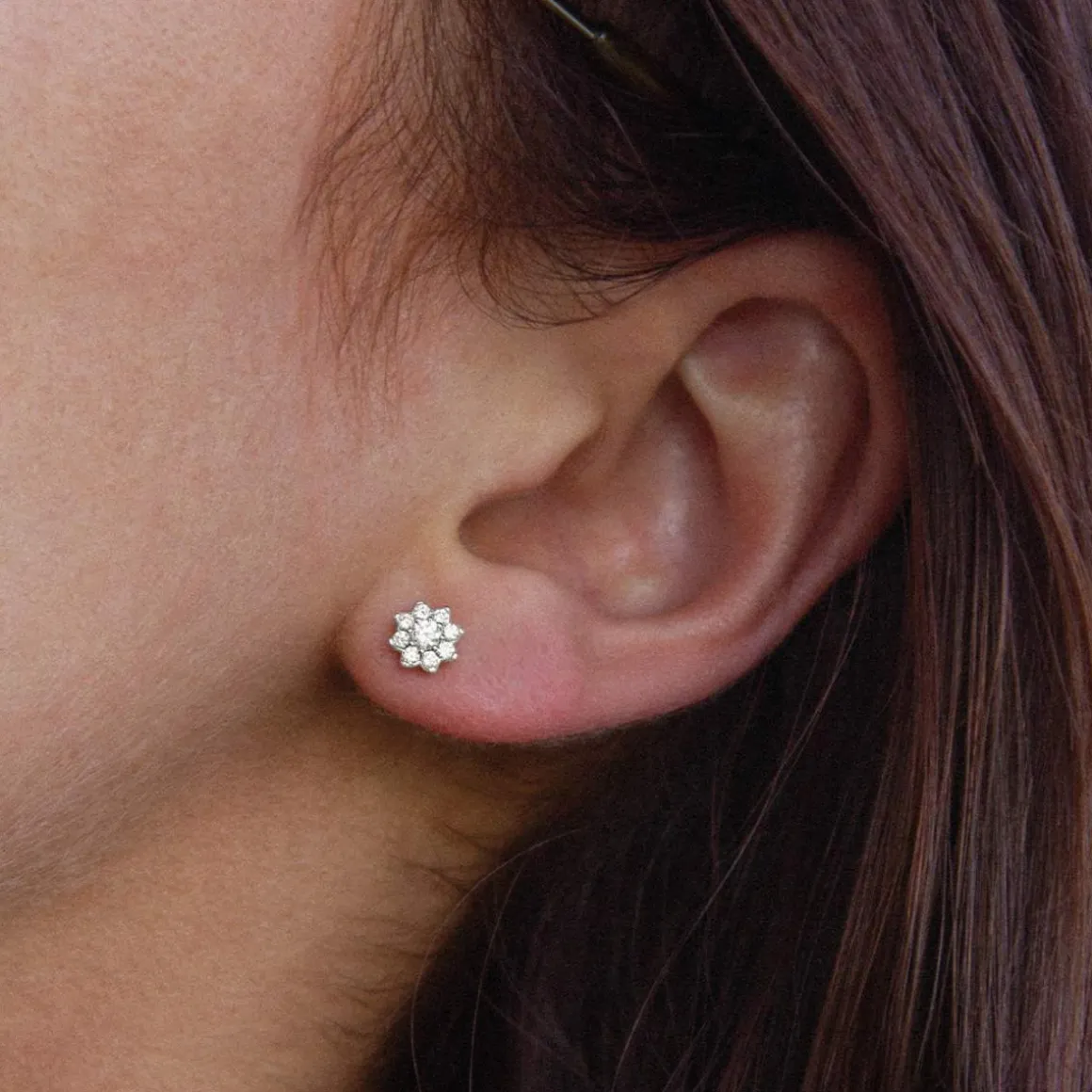 Boucles d'oreille or 750 blanc fleur diamants synthétiques 0.30 carat