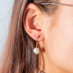 Boucles d'oreilles acier doré dormeuses 2 perles de culture baroques