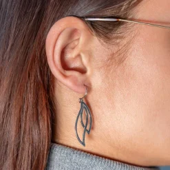 Boucles d'oreilles argent 925, motif feuille, spinelles noires et zirconias.