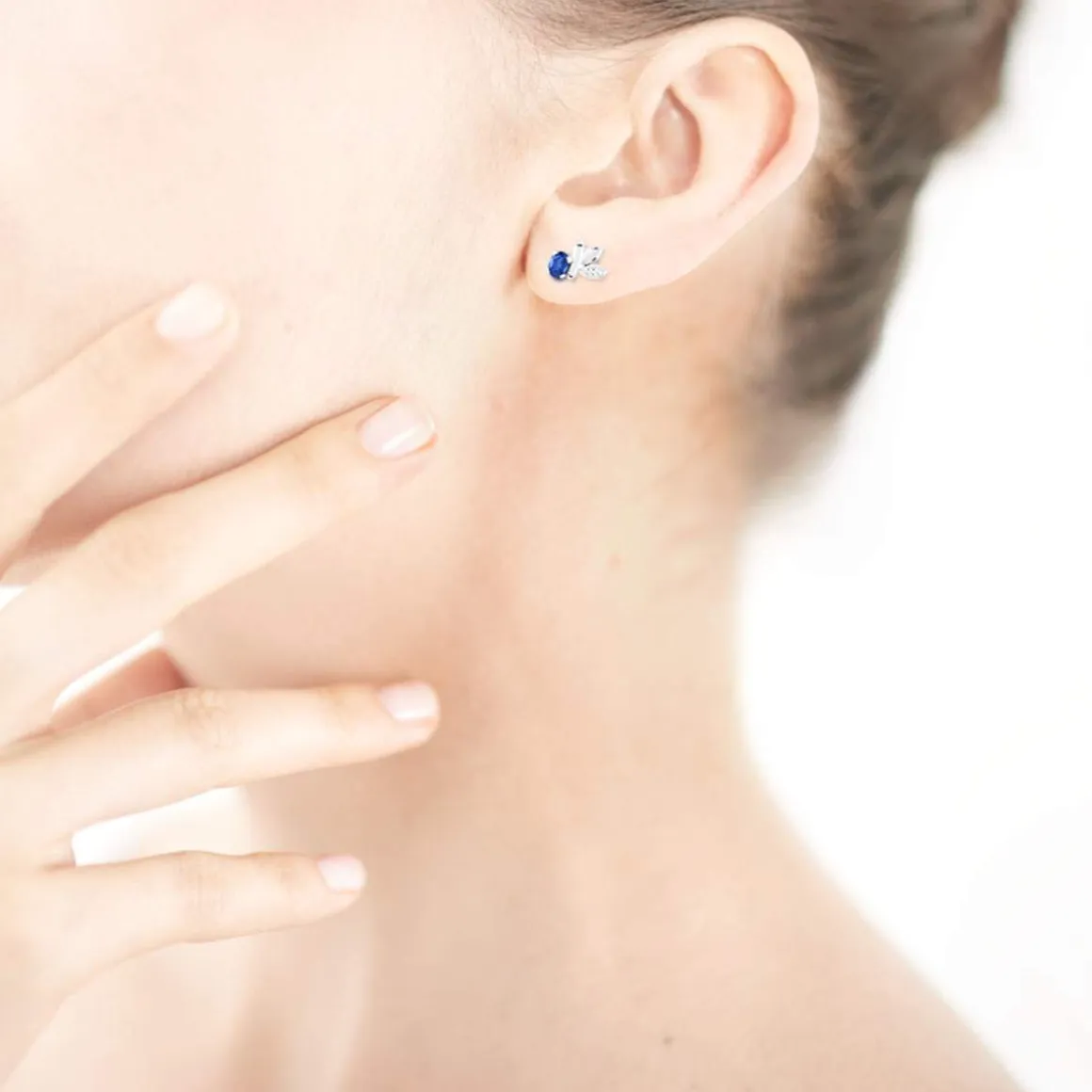 Boucles d'oreilles or 375 blanc feuillages saphirs