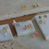 Boucles d'oreilles or 375 et laque brisures fleurs