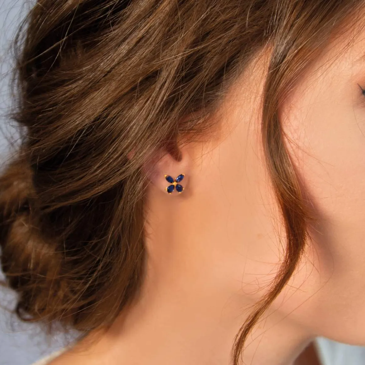 Boucles d'oreilles or jaune 375, saphirs, motif papillon.