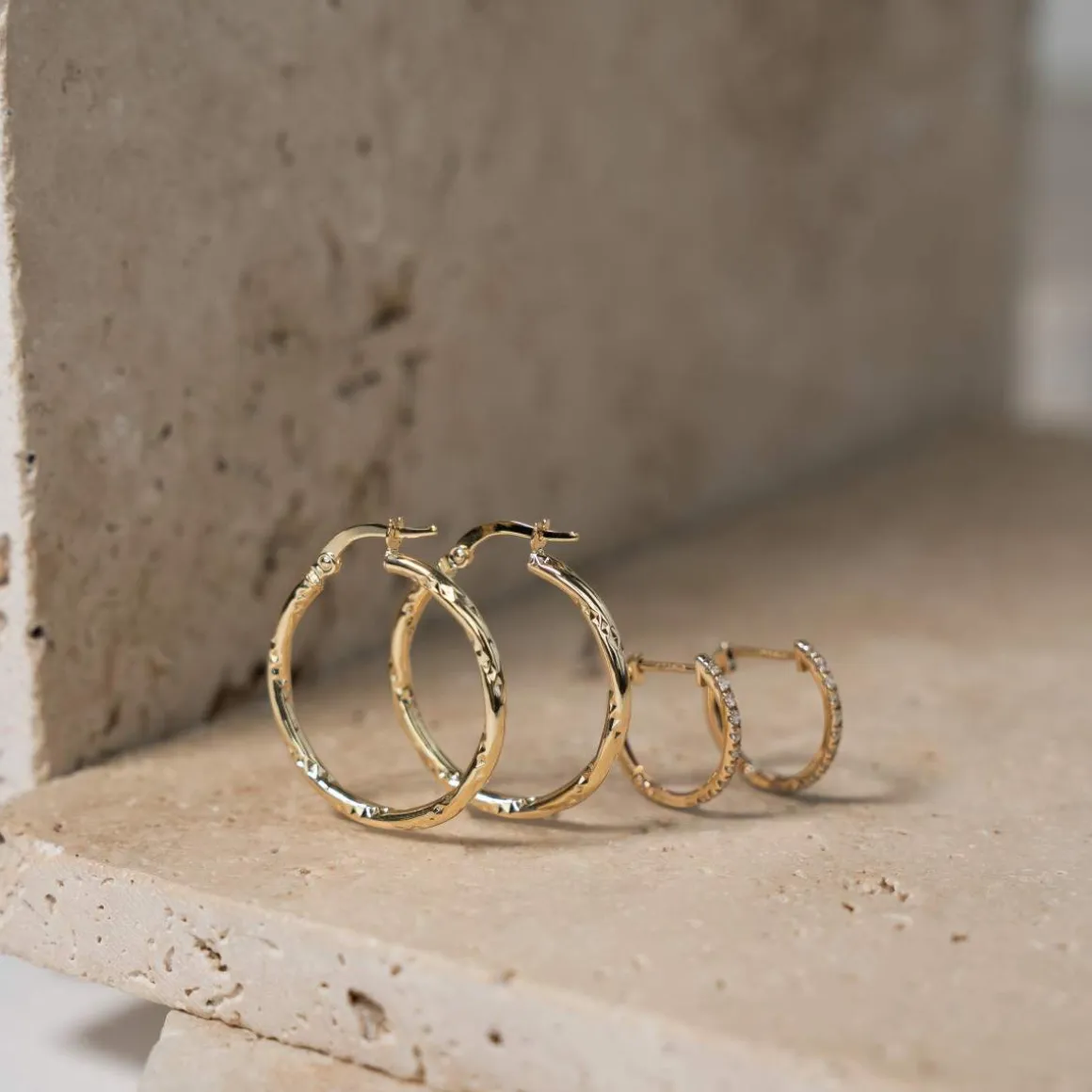 Boucles d'oreilles or 375 jaune zirconias blancs 12 mm
