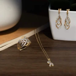 Boucles d'oreilles or 375 2 tons pendants diamants