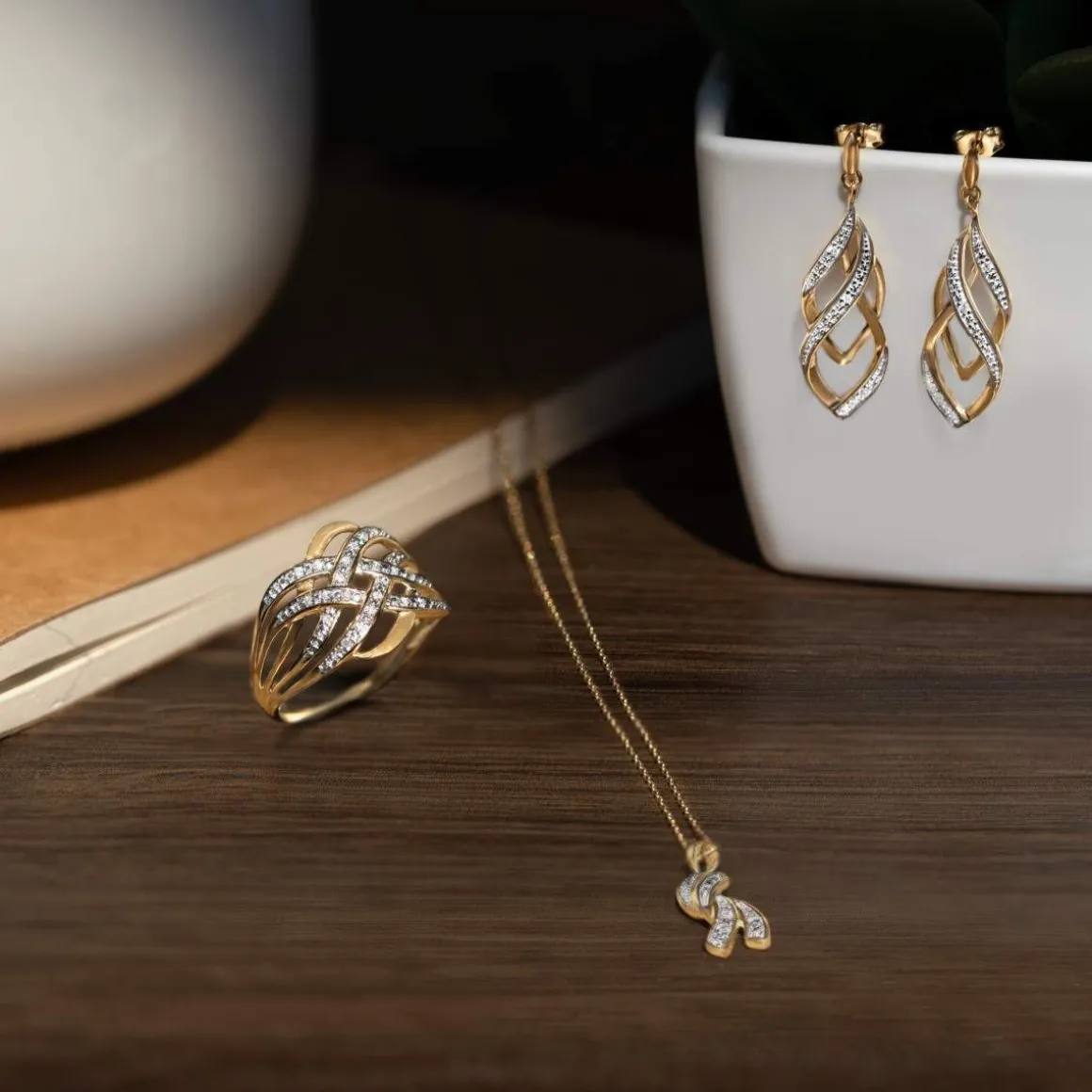 Boucles d'oreilles or 375 2 tons pendants diamants