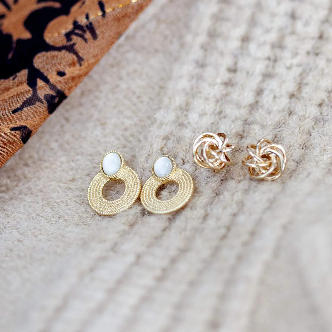 Boucles d'oreilles plaqué or nacres motif anneaux perlés