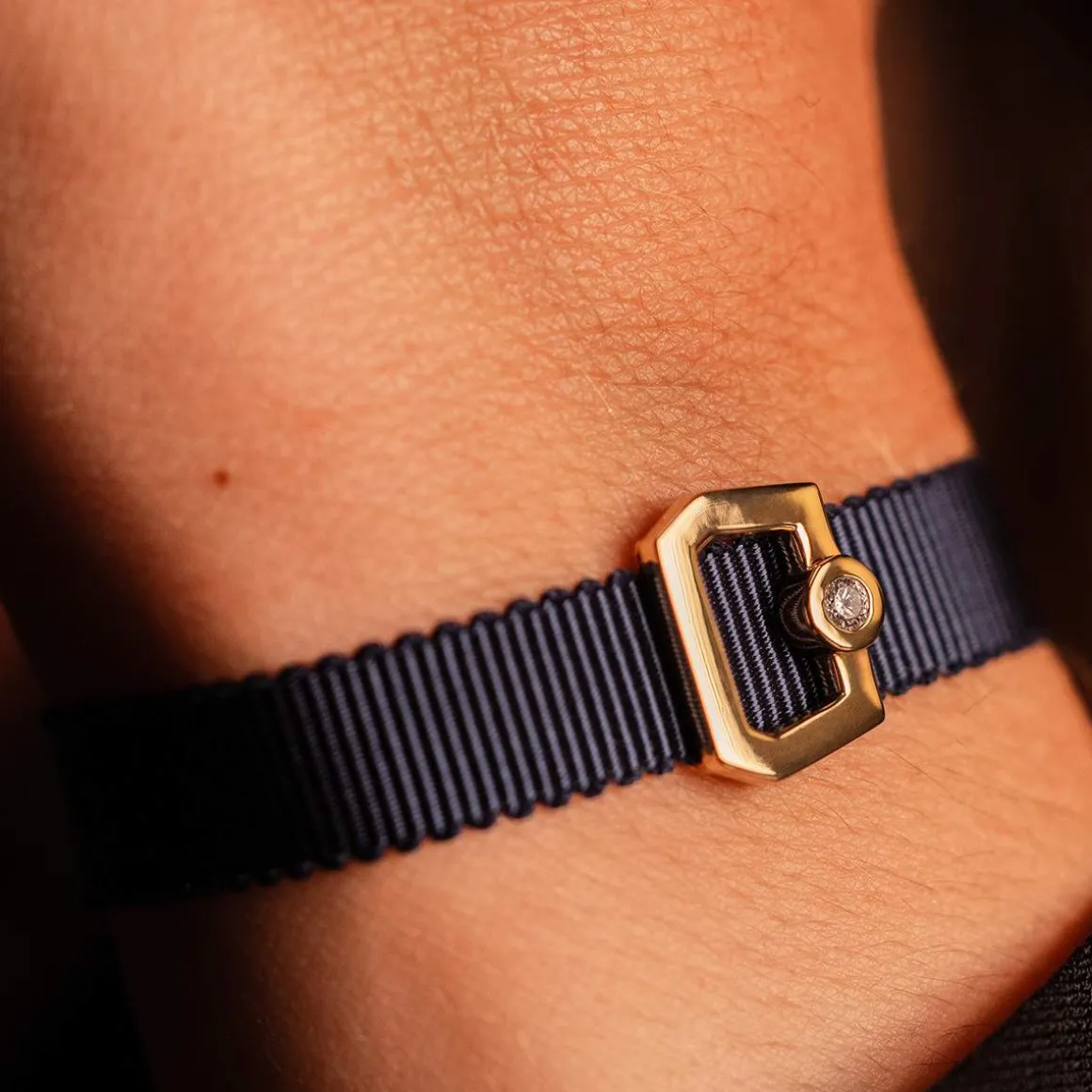 Bracelet boucle or 750 jaune diamant ruban marine 21cm
