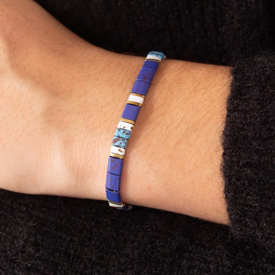 Bracelet élastiques perles japonaises MIYUKI en verre émaillé ton bleu blanc et doré 17cm