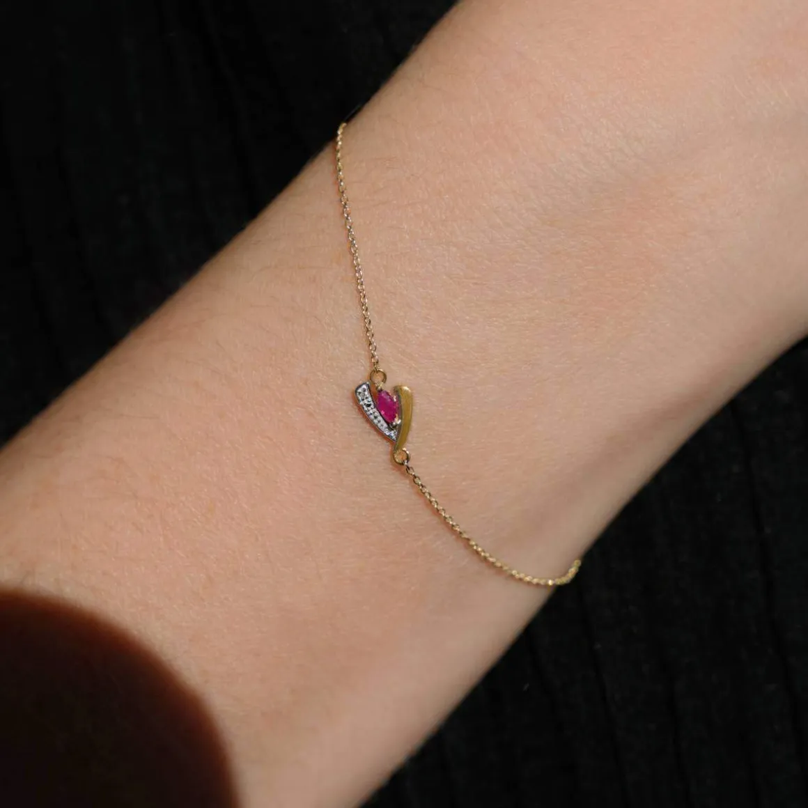 Bracelet or 375 jaune 2 tons rubis et diamant 18cm avec anneau de raccourcissement à 16cm