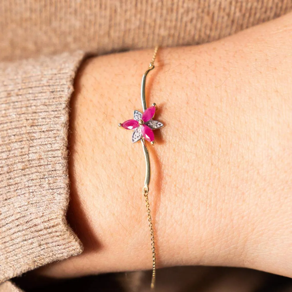 Bracelet or 375 2tons fleur rubis et diamants 18cm