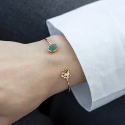 Bracelet plaqué or jaune aventurine, motif feuille. Diamètre 58 mm.