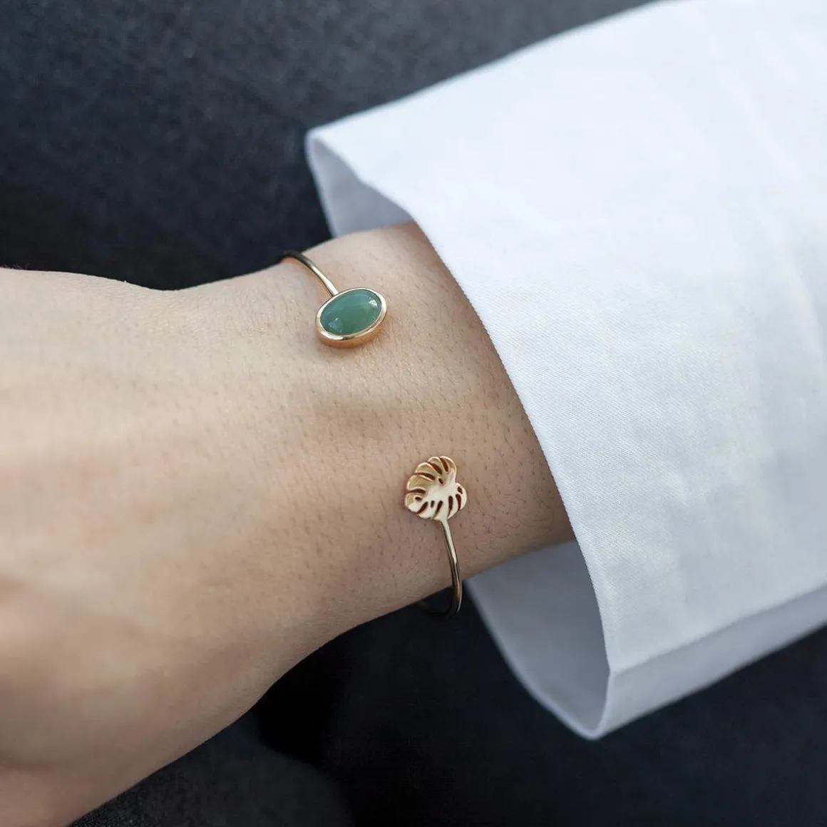 Bracelet plaqué or jaune aventurine, motif feuille. Diamètre 58 mm.