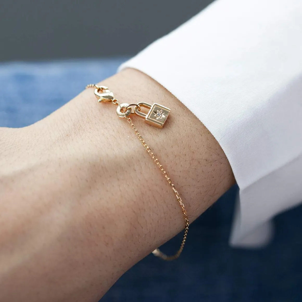 Bracelet plaqué or jaune motif cadenas, zirconia 18 cm