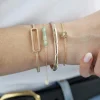 Bracelet plaqué or jaune, motif étoile zirconias. Diamètre 58 mm.