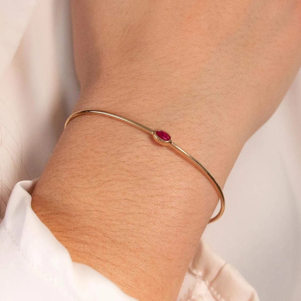 Bracelet plaqué or jonc pierre synthétique rouge 60mm