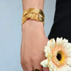Bracelet rigide acier jaune motifs fleurs 60mm