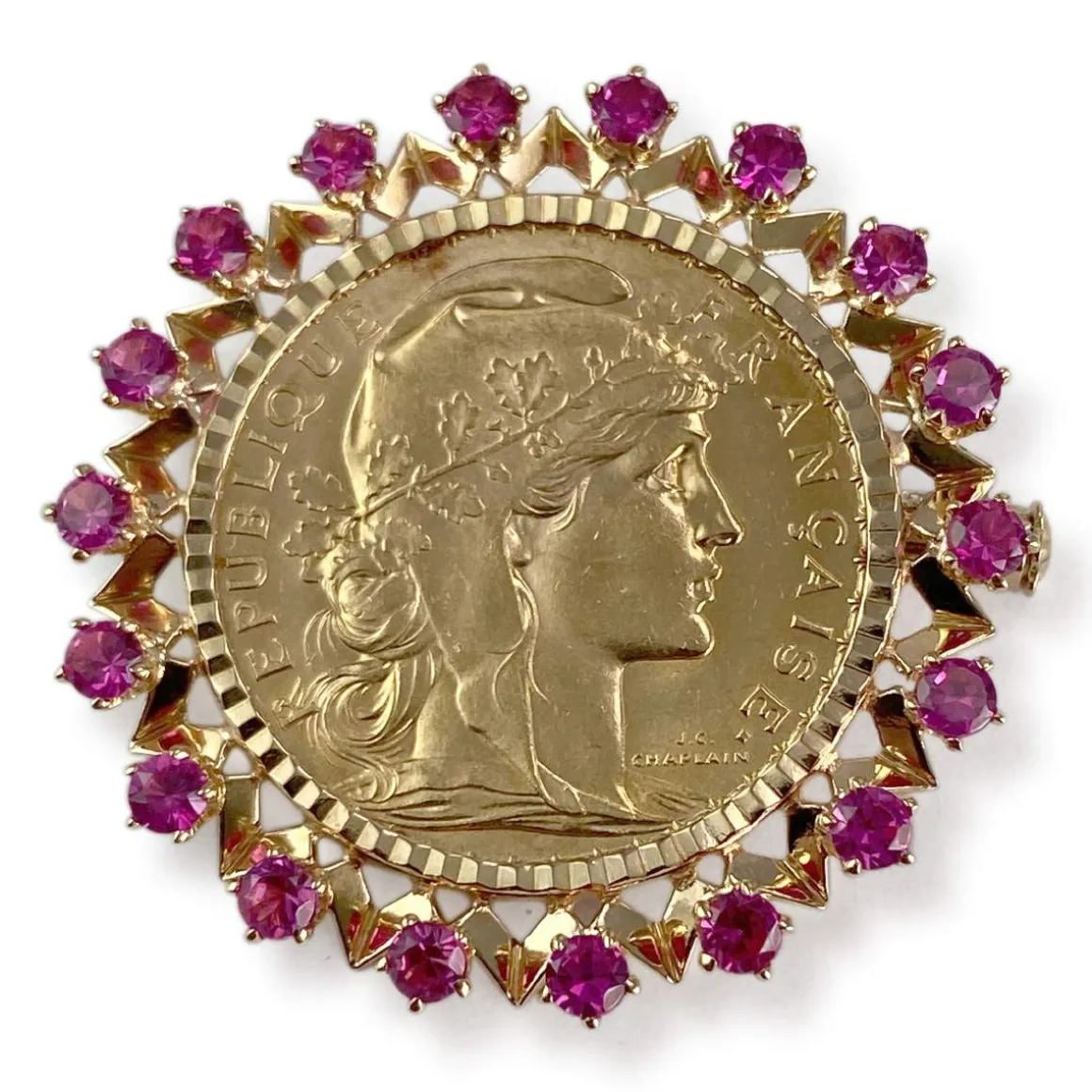 Broche d'occasion or 750 jaune porte pièce rubis synthétiques