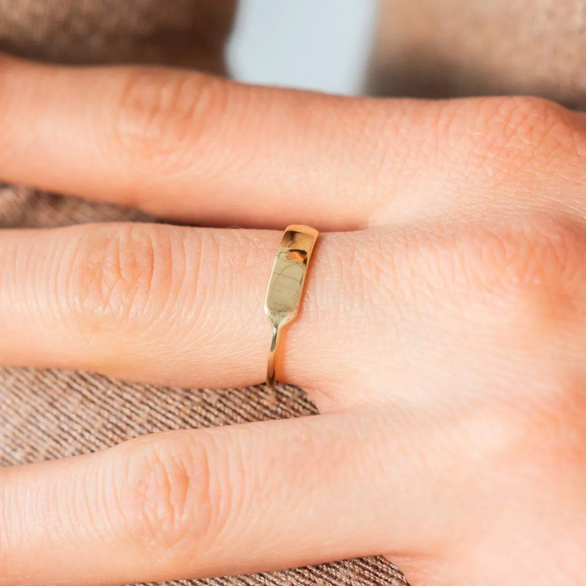 Chevalière or jaune 375, rectangle personnalisable.