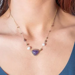 Collier acier doré améthystes et 2 perles de culture de Chine 48 cm