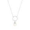 Collier argent 925, motif cercle, perle de culture de Chine et zirconia. Longueur 45 cm.
