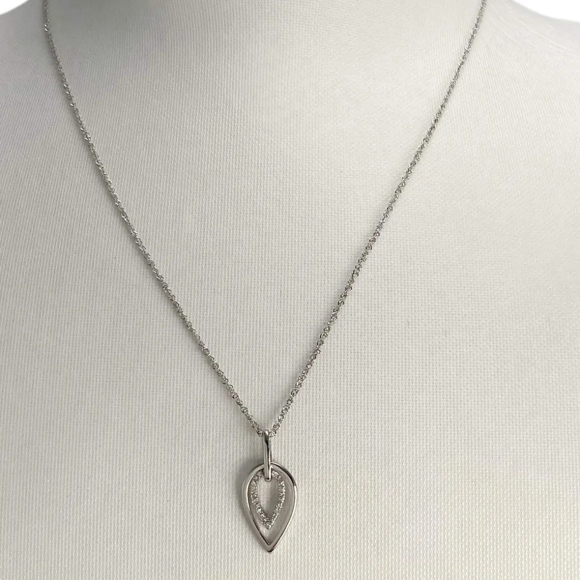 Collier d'occasion or 375 blanc maille fantaisie diamants