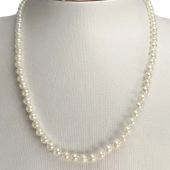 Collier d'occasion or 750 blanc perles de culture du japon