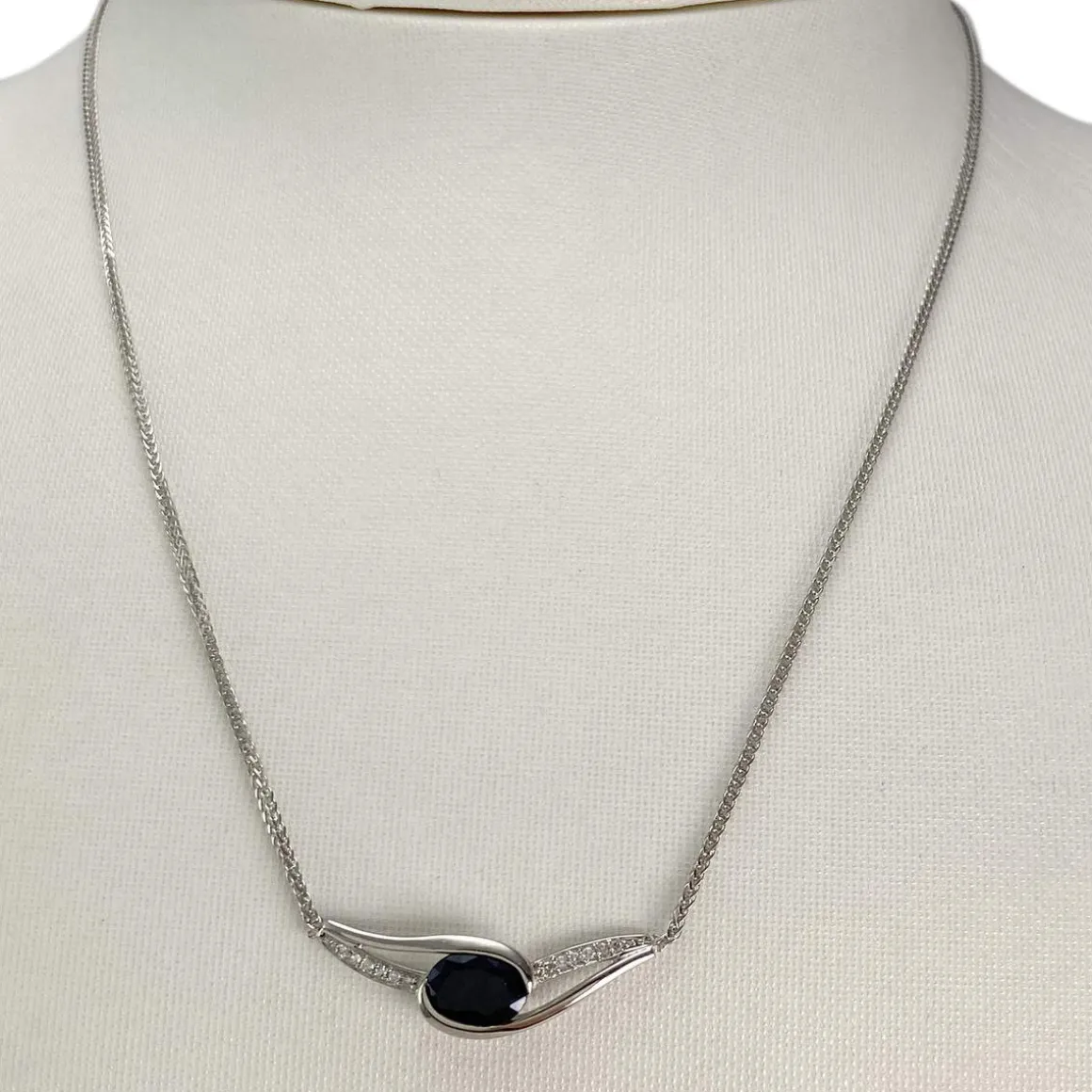 Collier d'occasion or 750 blanc saphir diamant