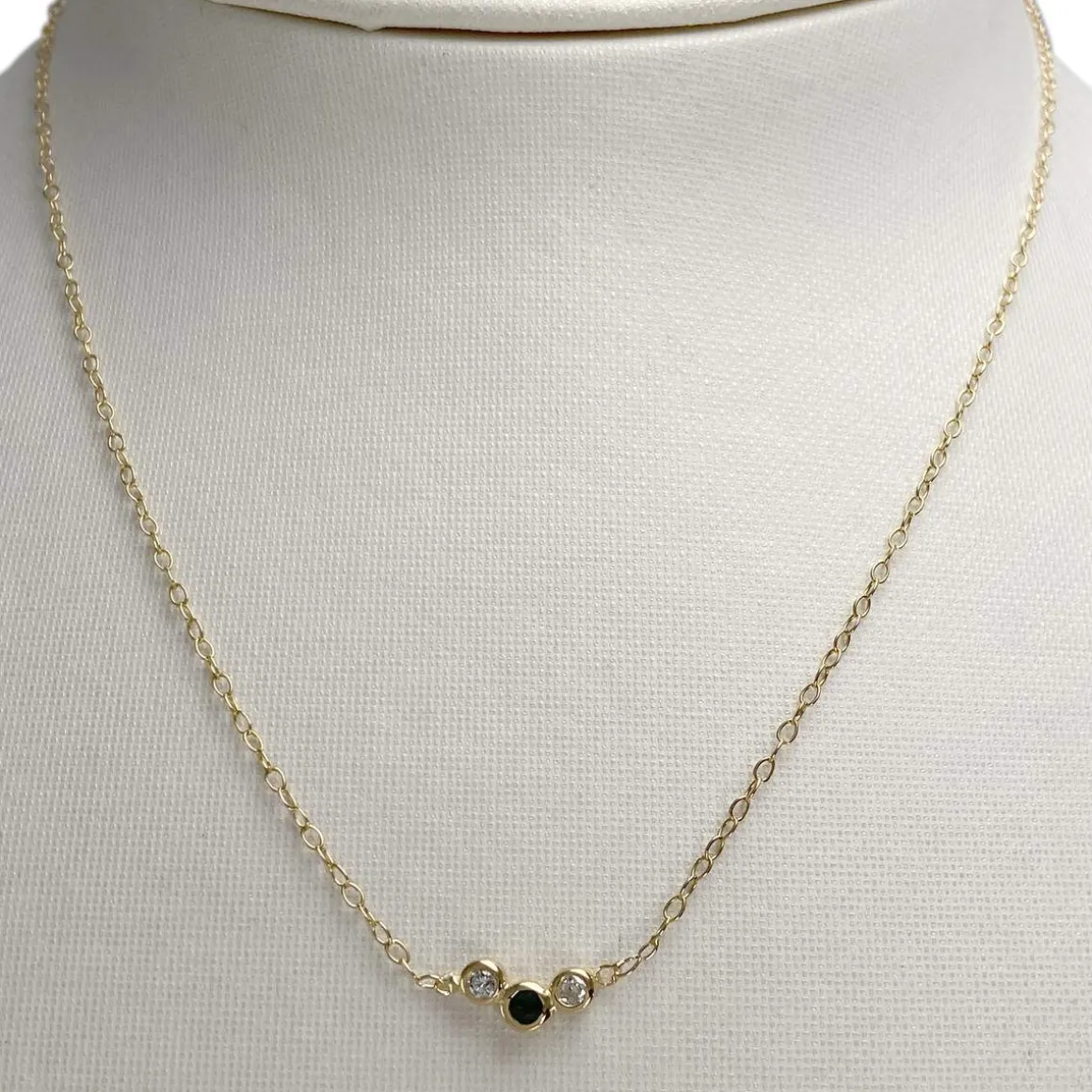 Collier d'occasion or 750 jaune diamants émeraude 38cm