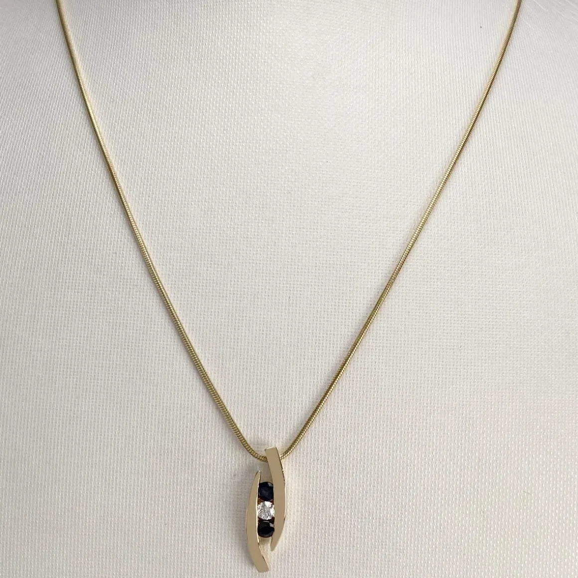Collier d'occasion or 750 jaune maille serpent diamant saphirs
