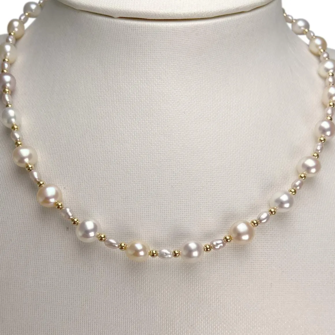 Collier d'occasion or 750 jaune perles de culture de chine 40 cm.