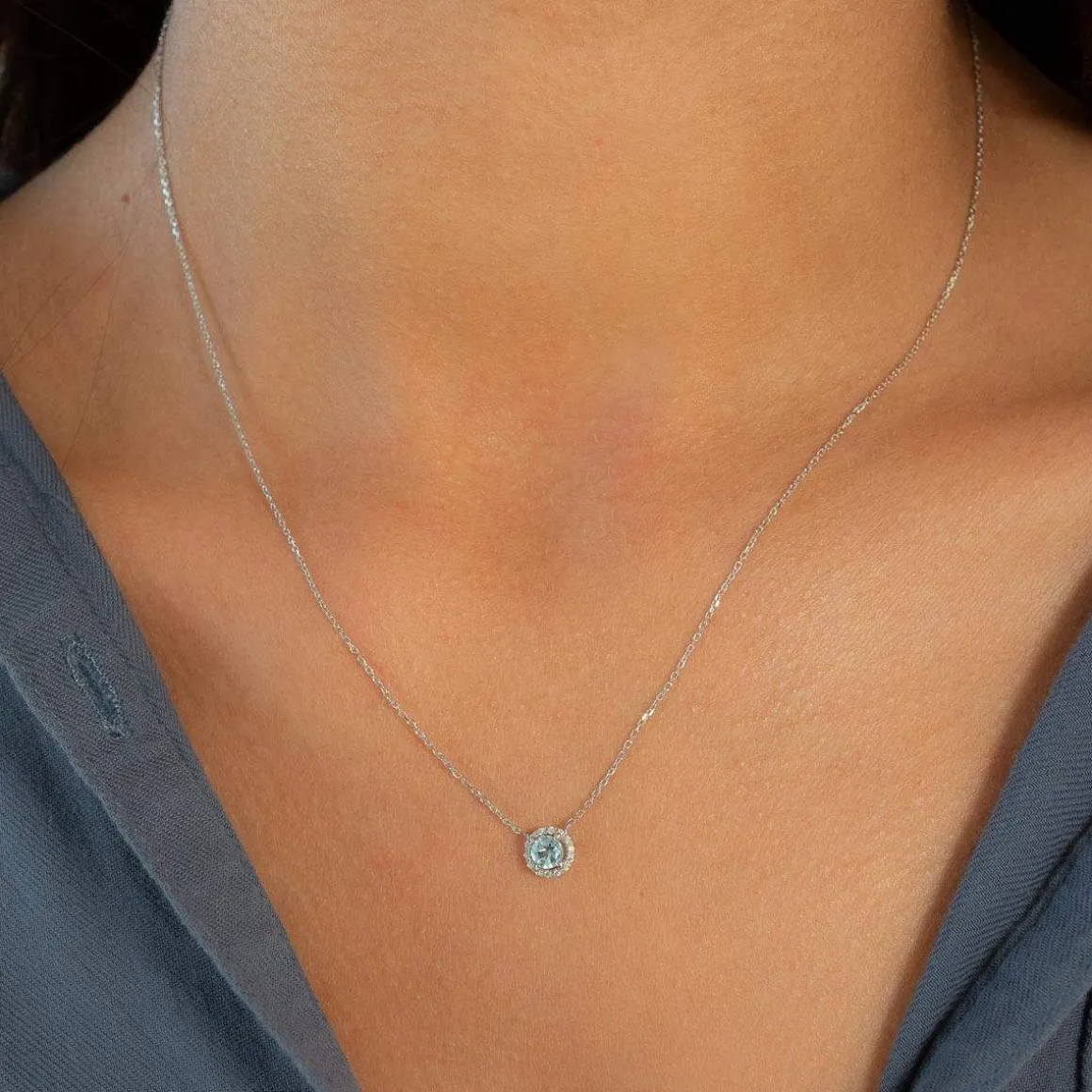 Collier or 375 blanc topaze traitée sky blue et zirconias 45cm
