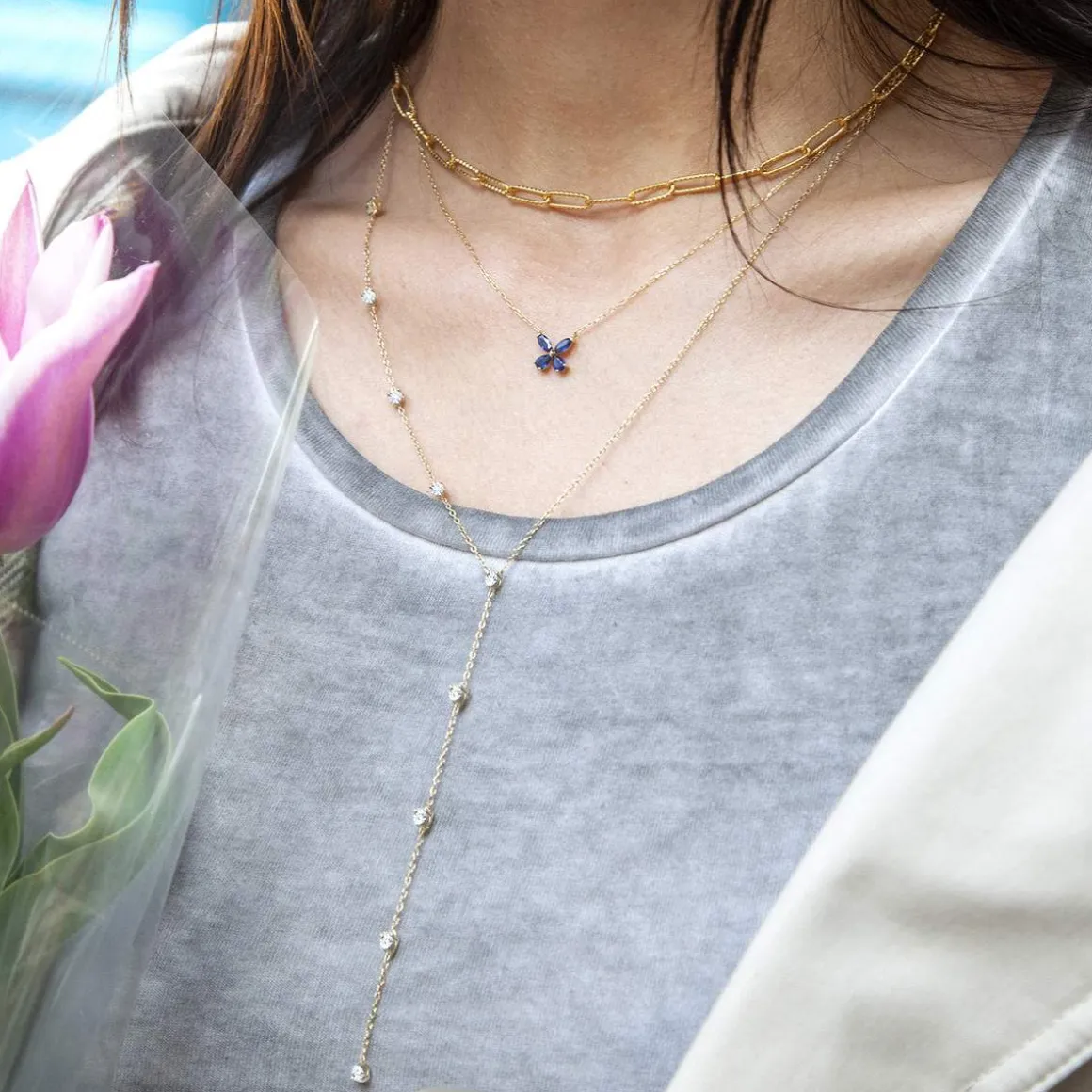 Collier or 375 2 tons, diamants. Longueur 45 cm.