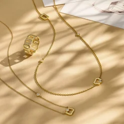Collier plaqué or jaune boucles ajourées et zirconias