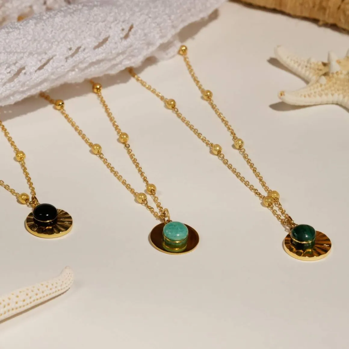 Collier plaqué or jaune, disque et amazonite en pampille 48 cm
