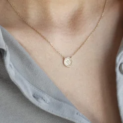 Collier plaqué or jaune médaillon perlé zirconias 45 cm