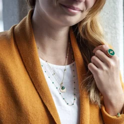 Collier plaqué or médaille ciselée et pampille malachite 48 cm