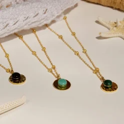 Collier plaqué or médaille strié et pampille en onyx 48 cm