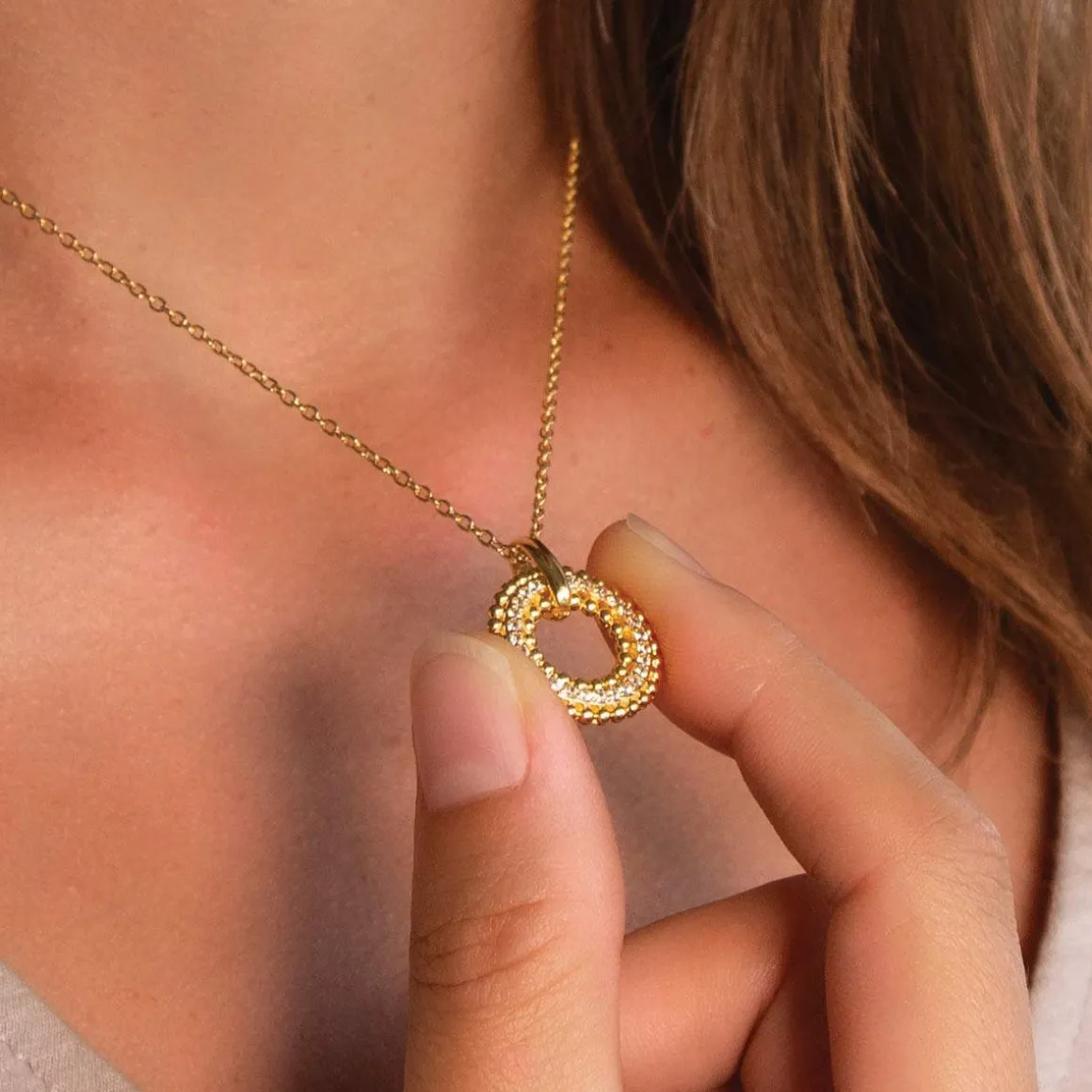 Collier plaqué or motif cercle perlé zirconias 42 à 45 cm