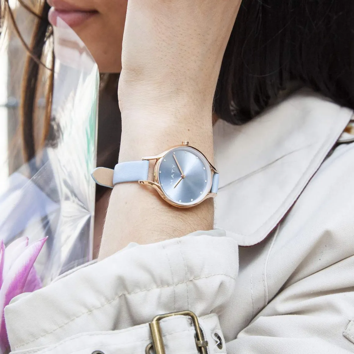 Montre femme dorée rose bracelet cuir bleu ciel